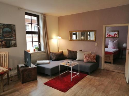 a living room with a couch and a television at Ferienwohnungen Marktstrasse 15 in Quedlinburg