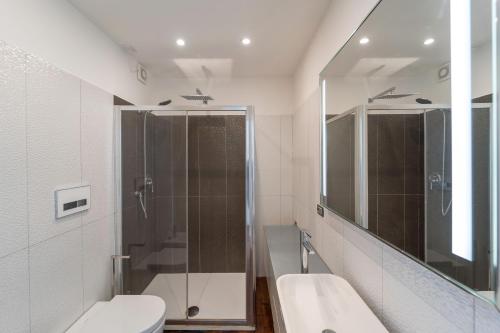 La salle de bains est pourvue d'une douche, de toilettes et d'un lavabo. dans l'établissement LA RESIDENCIA, à Alghero