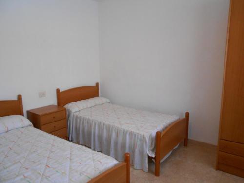 1 Schlafzimmer mit 2 Betten und einer Kommode in der Unterkunft Peñiscola Azahar vistamar Superior Orangecosta in Peñíscola