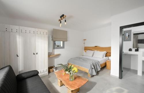 Ένα ή περισσότερα κρεβάτια σε δωμάτιο στο Granite Village Mykonos