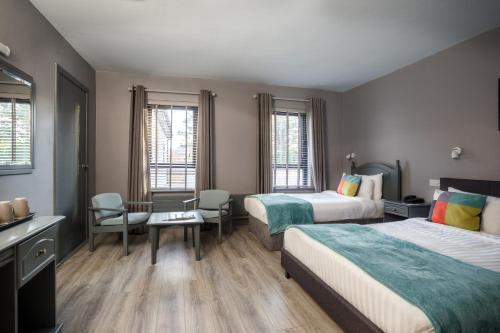 羅斯萊爾的住宿－Coast Rosslare Strand，酒店客房配有两张床和一张书桌
