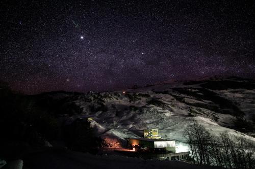 a house under a starry sky at night at Hotel Steinbock Vals in Vals