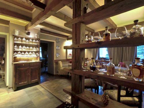 una habitación con una mesa con copas de vino. en Le Samovar Guest House, en Breuil-Cervinia