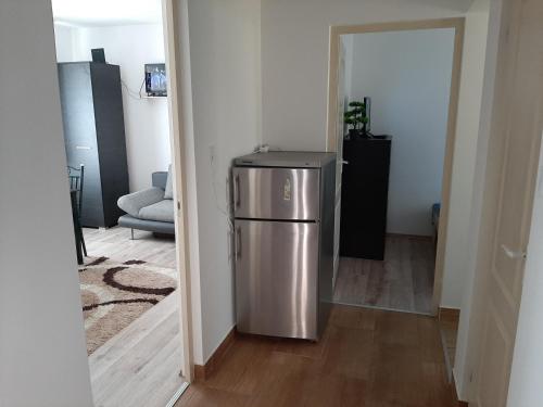 - une cuisine équipée d'un réfrigérateur en acier inoxydable dans l'établissement Nikolett apartman, à Hajdúszoboszló