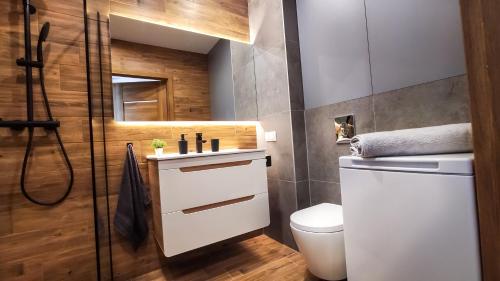 łazienka z białą umywalką i toaletą w obiekcie Wrocławska Two Bedroom Apartment w Krakowie