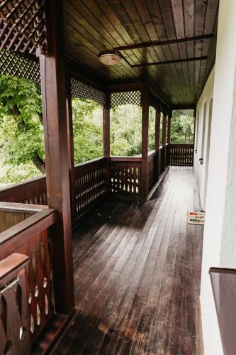 an empty room with a wooden floor and windows at Behív-Lak in Medişoru Mic