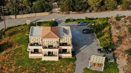 d'une vue de tête sur une maison avec un parking. dans l'établissement Castro Elafonisos, à Elafonisos