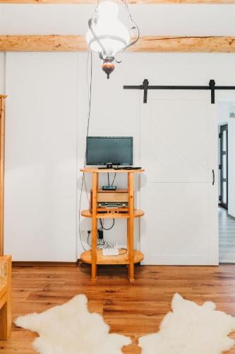 a room with a desk with a laptop on a table at Behív-Lak in Medişoru Mic