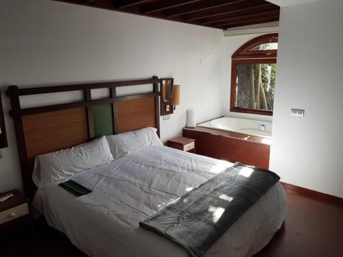 een slaapkamer met een groot bed en een bad bij VILLA FENIX in Puerto del Carmen