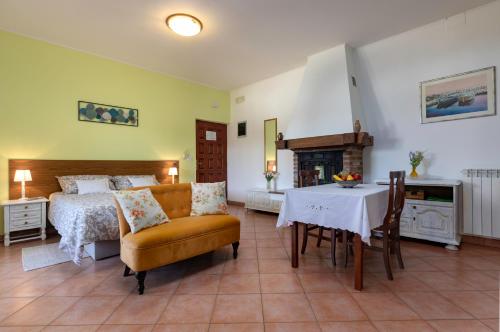 Un dormitorio con una cama, una mesa y una silla. en Apartments Terranova, en Rovinj