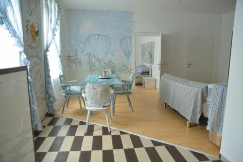 um quarto com uma mesa e cadeiras e um quarto em Kunst Apartment im Schwalbenhaus em Spitz