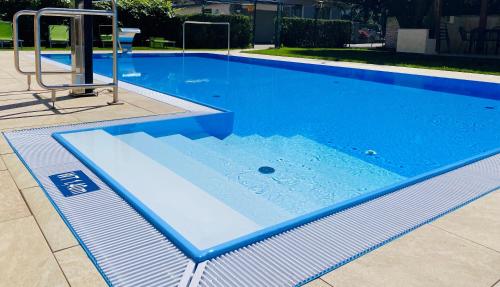 Bazén v ubytování Hotel Charlotte nebo v jeho okolí