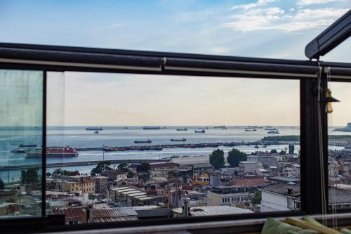 een uitzicht op een stad vanuit een raam bij Grand Balyan Hotel & Restaurant in Istanbul