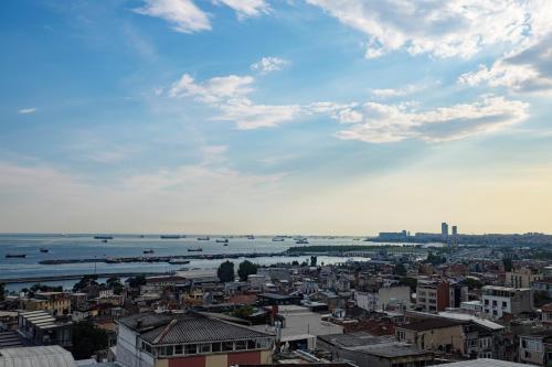 een uitzicht op een stad met een rivier en gebouwen bij Grand Balyan Hotel & Restaurant in Istanbul