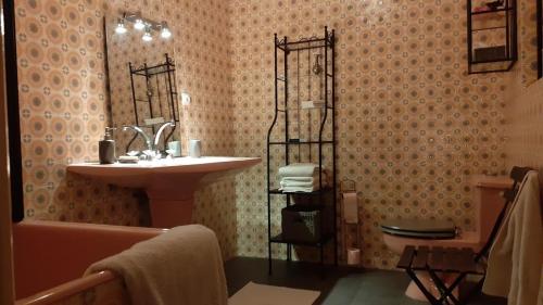 uma casa de banho com um lavatório, um espelho e uma banheira em Gîte La Lisière, en Brocéliande em Néant-sur-Yvel
