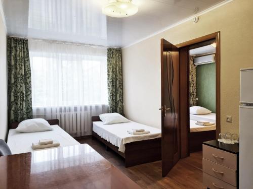 パヴロフスクにあるHotel Donのベッド2台と窓が備わるホテルルームです。