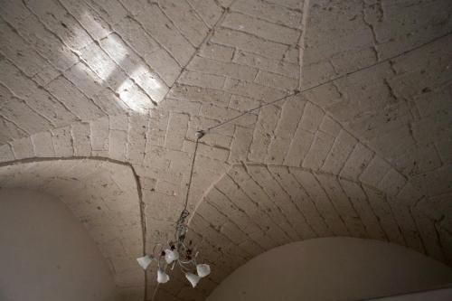 ウッジャーノ・ラ・キエーザにあるTerre Russeの白レンガの天井