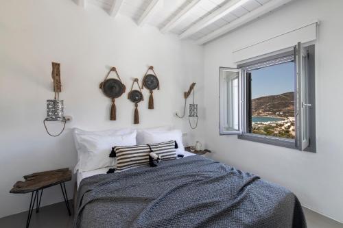 เตียงในห้องที่ Nesea Sifnos - Luxury Residences