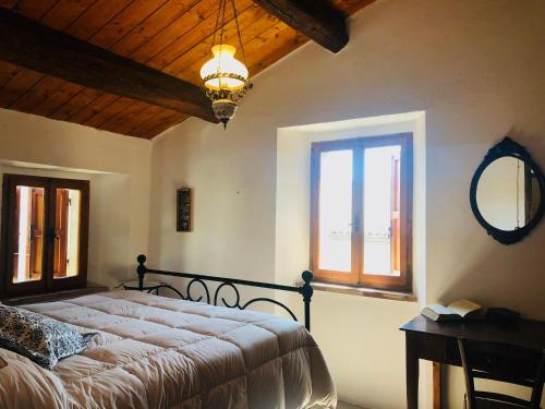 Tempat tidur dalam kamar di La Gazza Ladra House