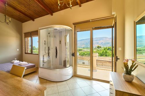 duża łazienka z prysznicem i stołem w obiekcie Villa Vlite w mieście Suda