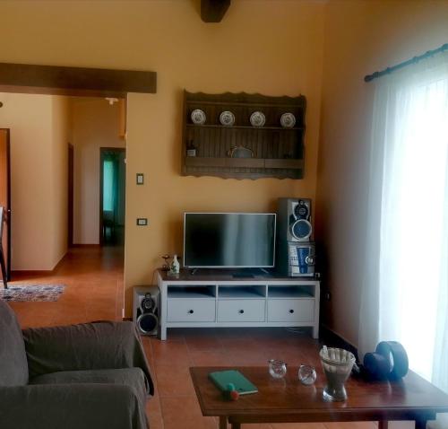 a living room with a flat screen tv and speakers at L'Opuntia sul lago in Caccamo