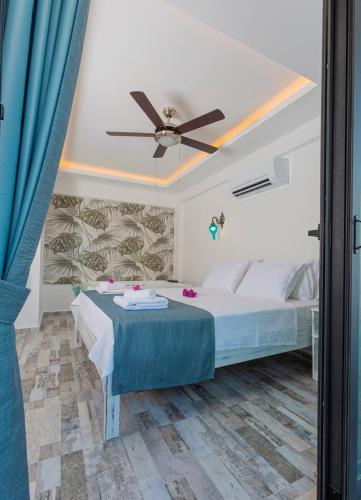 Una cama o camas en una habitación de Payam Hotel