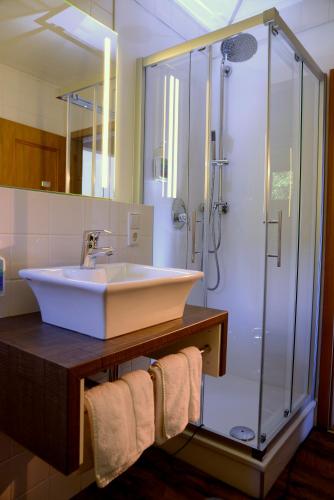 Bilik mandi di BELVEDERE - das BIO HOTEL Garni & SuiteHotel am Edersee ! Unser Geschenk für Sie, auch die GästeCard GrimmHeimat!