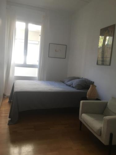 une chambre avec un lit, un canapé et une fenêtre dans l'établissement Grand T3 Montpellier Comedie Gare Saint Roch, à Montpellier