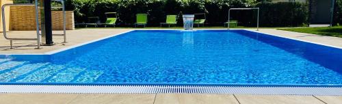 Bazén v ubytování Hotel Charlotte nebo v jeho okolí