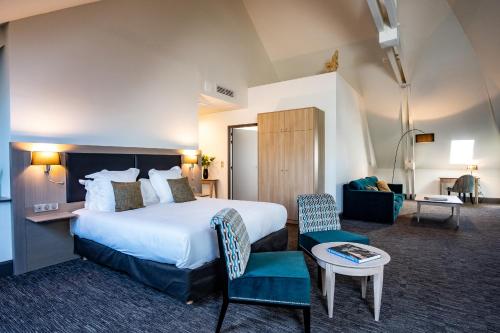 Hôtel Spa Marotte tesisinde bir odada yatak veya yataklar