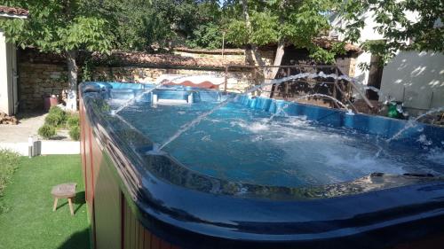 uma grande piscina azul com um escorrega aquático em Family hotel Elena em Arbanasi