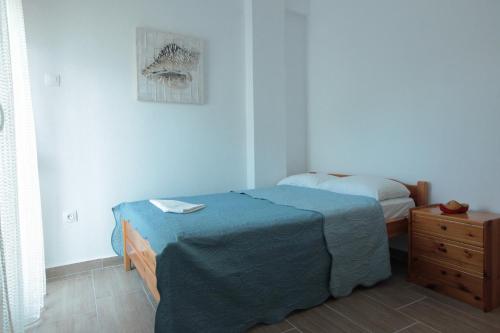 Habitación con cama y vestidor. en Apartment Chrisandro, en Nea Kalikratia