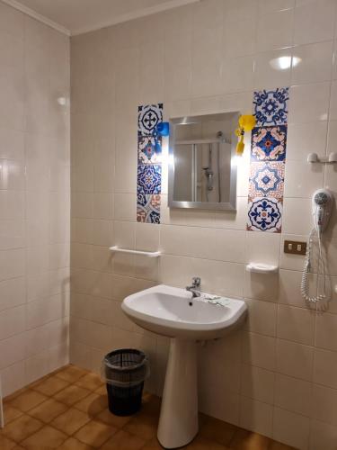 ein Bad mit einem Waschbecken und einem Spiegel in der Unterkunft Casa Santa Caterina e Sant Antonio in Padua