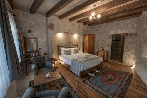 Кровать или кровати в номере Sarnich Cave Suites