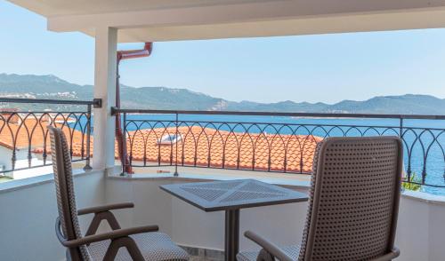 Sea View Honeymoon Room with Spa Bath 2
