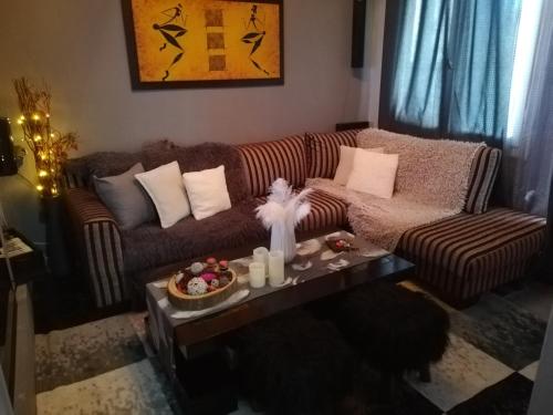 uma sala de estar com um sofá e uma mesa de centro em Sitiahome em Sitia