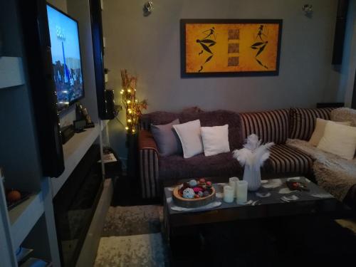 uma sala de estar com um sofá e uma mesa em Sitiahome em Sitia