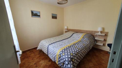 - une chambre avec un lit dans l'établissement Appartement la tour du sel, à Aigues-Mortes