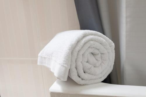 a white towel sitting on top of a toilet at Hostal La Costa in El Ejido