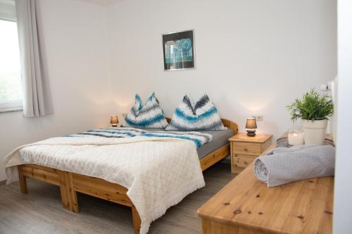um quarto com 2 camas e um sofá em Helis Gästezimmer em Kirchbach in Steiermark
