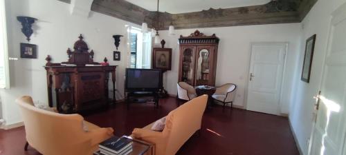 ペルージャにあるAgli Ippocastaniのリビングルーム(テーブル、椅子、テレビ付)