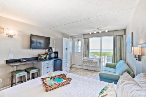ワイルドウッド・クレストにあるArmada By The Seaのベッドとテレビ付きのホテルルーム