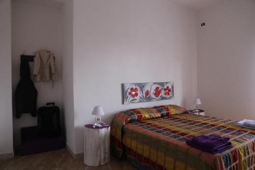 1 dormitorio con 1 cama y 1 mesa con lámpara en S'Orgosa, en Orgosolo