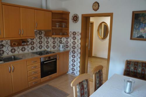 una cucina con mobili in legno e un tavolo con un tableablish di Apartma Tanya Bled a Bled