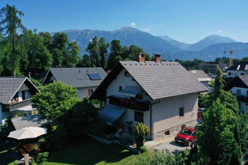 una vista aerea di una casa con le montagne sullo sfondo di Apartma Tanya Bled a Bled