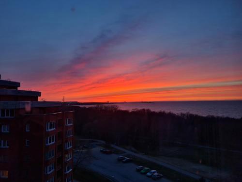 a view of a sunset from a building at Baltic Sunset Apartments in Sillamäe