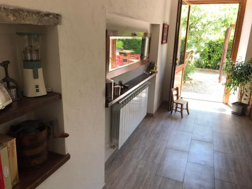 un corridoio di una casa con cucina e tavolo di Residenza San Matteo a Calenzano