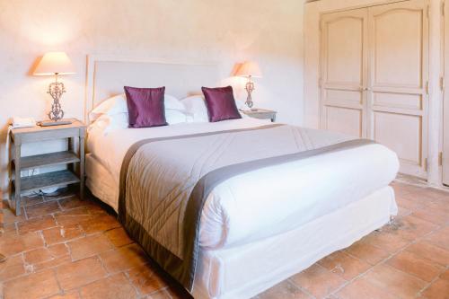 A bed or beds in a room at Le Mas De La Rose - Les Collectionneurs