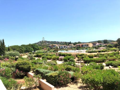 Ett flygfoto av Le sud plage et piscine