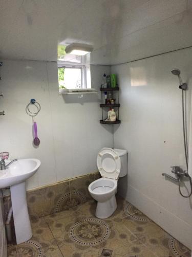 Koupelna v ubytování Guesthouse LALI GULEDANI